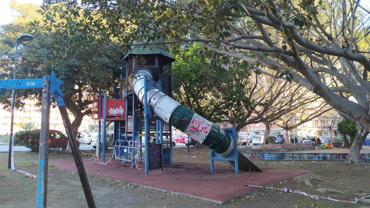 Catania, torre-scivola bruciata al parco Falcone: il sospetto di chi frequenta l'area