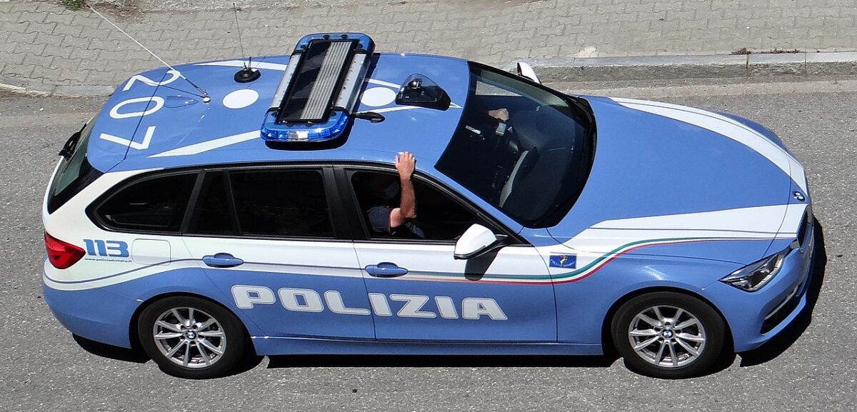 Polizia di Catania: Denunciato 57enne per ricettazione e porto abusivo di armi durante un controllo notturno -