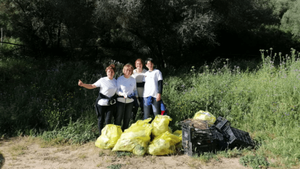 Le volontarie ripuliscono il bosco di Santo Pietro: un gesto semplice per il cambiamento