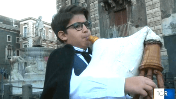 Il più giovane zampognaro di Sicilia ha 10 anni ed è di Catania: la storia di Attilio Vagliasindi