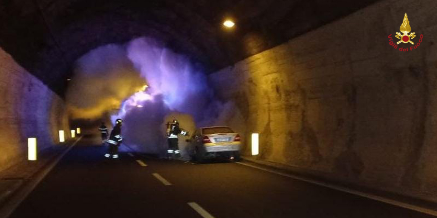 Auto in fiamme nella galleria della A18 a Messina: intervento dei Vigili del Fuoco