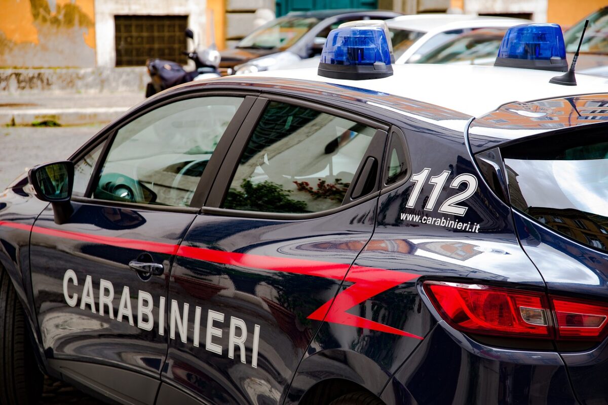 Blitz antidroga a Catania: Carabinieri insegue un Suv sospetto e sequestra cocaina del valore di 85.000 €