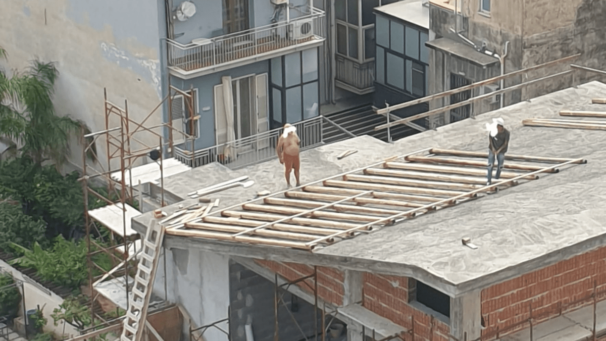 Cantiere edile a Catania con operai sopra tetti bagnati e senza dispositivi di sicurezza: la denuncia