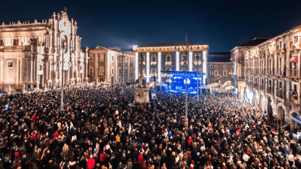 Capodanno Catania: Mario Biondi e Tananai danno il benvenuto al 2024. La scaletta del concerto