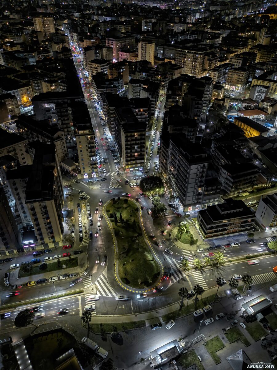 Lo scatto dall’alto che fa sembrare Catania una “Little New York” tra grattacieli e illuminazione
