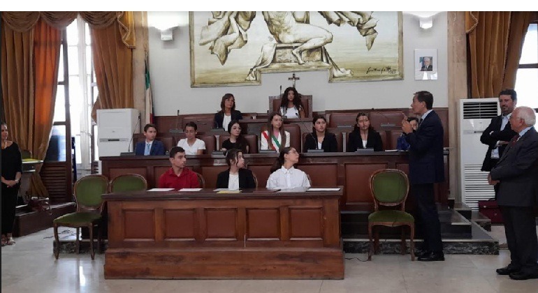 Catania: Studenti del Consiglio comunale dei ragazzi visitano il municipio e simulano una seduta dell&#8217;Aula