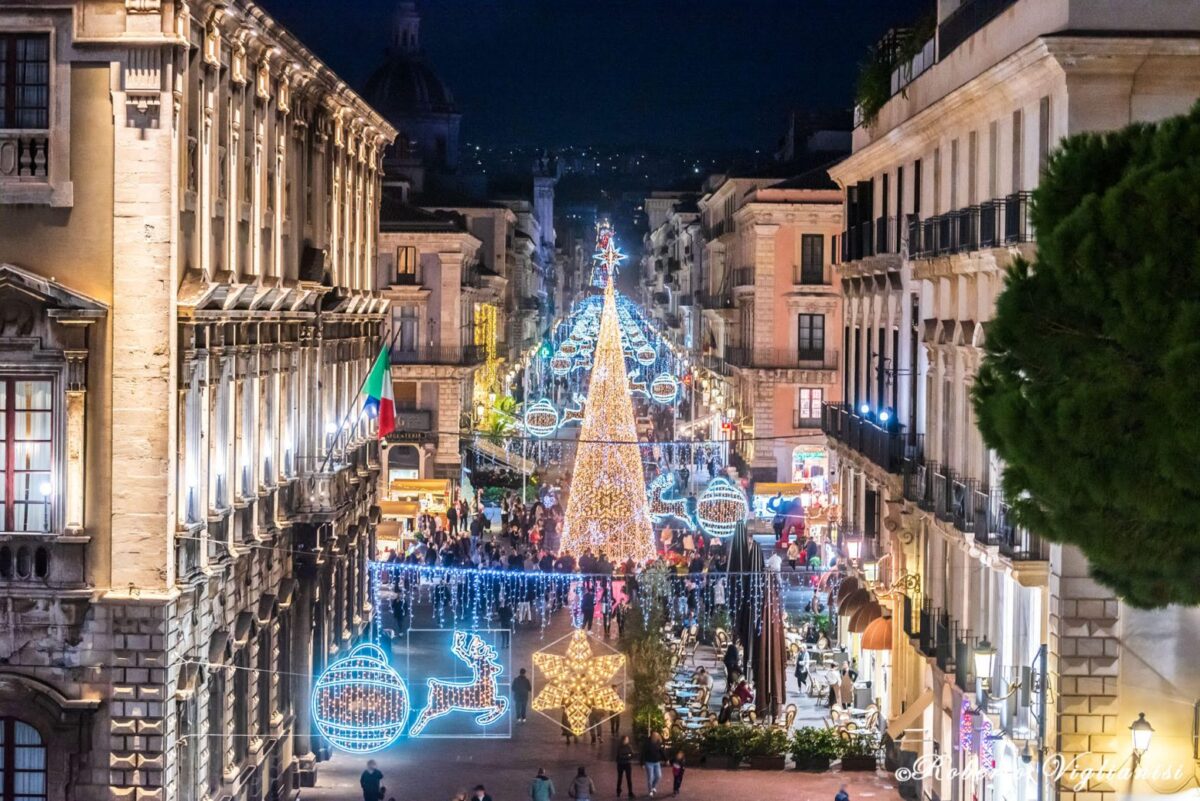 Catania si illumina di Natale: l&#8217;accensione dell&#8217;albero di piazza Università e delle luminarie Natalizie