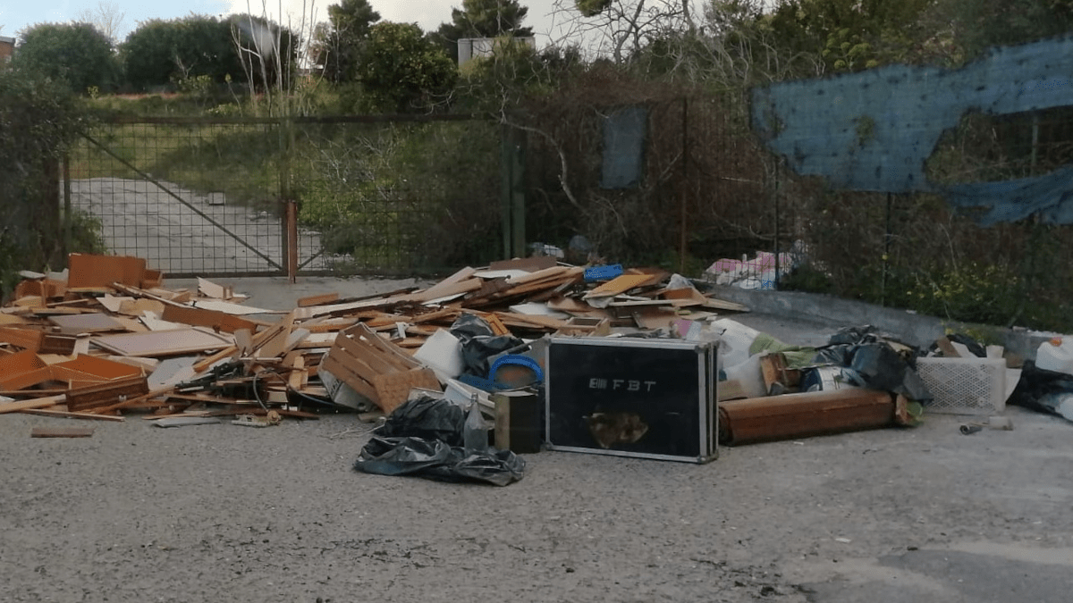 Catania letteralmente invasa dalla spazzatura: le strade diventano pattumiere a cielo aperto