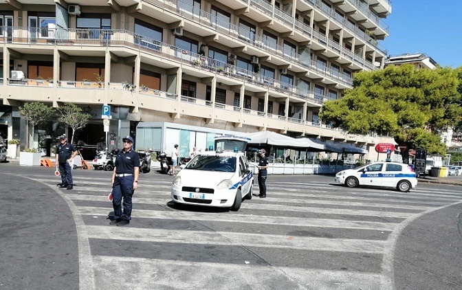 Controlli del Corpo di Polizia Municipale a Catania: multe e sequestri per violazioni stradali e attività commerciali