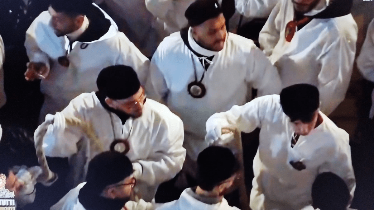 Sant'Agata si tinge d'incredibile: cordone spezzato, video fa giro del Web