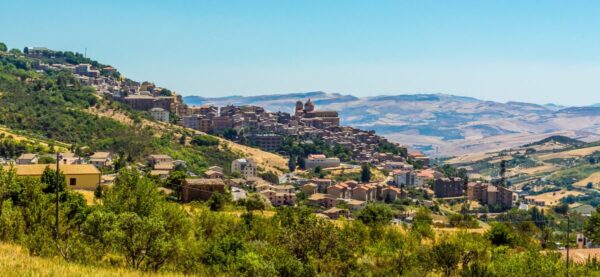 Vuoi vivere in un prestigioso borgo siciliano guadagnando? Scopri come fare