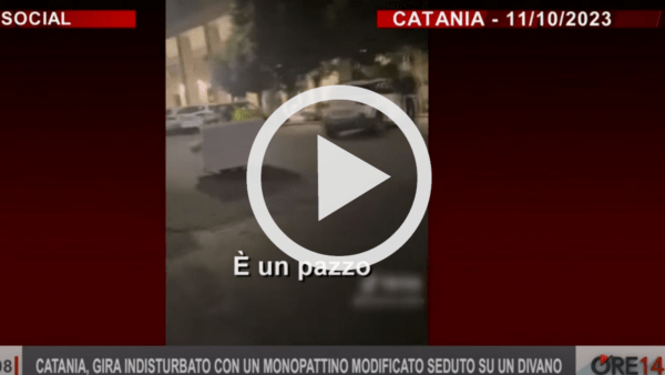 15enne monta divano su monopattino e gira indisturbato per Catania: il video mostrato dalla Rai