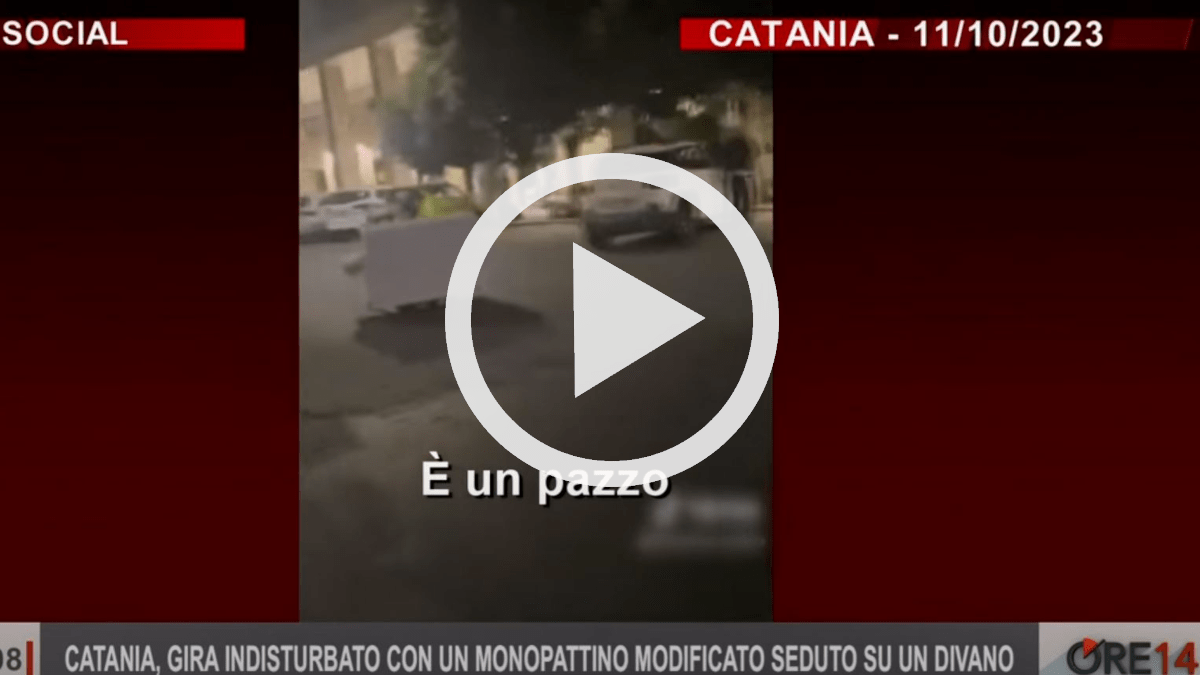 15enne Monta Divano Su Monopattino E Gira Indisturbato Per Catania Il Video Mostrato Dalla Rai 3333