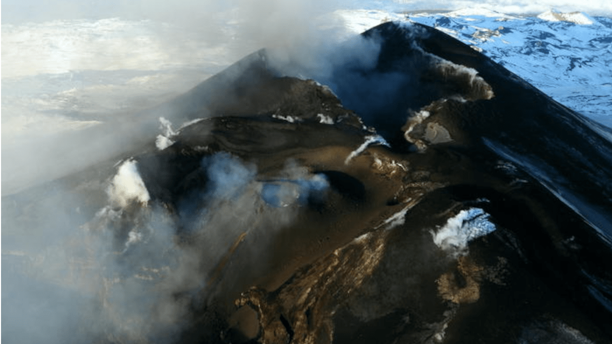 Etna in tumulto: esplosione spettacolare e sciame sismico agitano il Vulcano