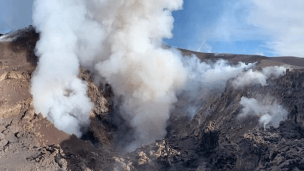 Cenere “lampo” dal cratere Bocca Nuova dell’Etna: emissione di soli 7 minuti