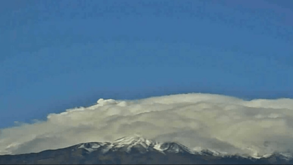 Il risveglio candido e gelato dell’Etna saluta i catanesi: prima neve stagionale sul Vulcano