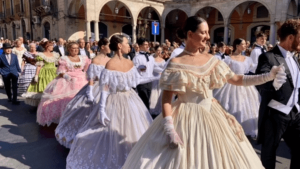 Gran Ballo della Sicilia del Gattopardo nel salotto neo pedonale di piazza Mazzini: le foto