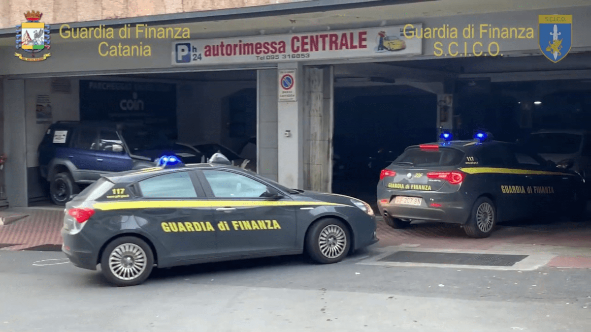 Furto auto noleggio autorimessa centrale Catania Locauto 1