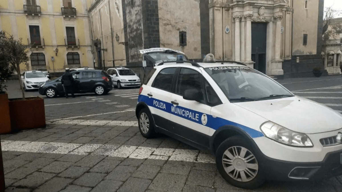 Ladri rubano incasso parcometri dalla Caserma nel Catanese: Polizia fa denuncia ai Carabinieri