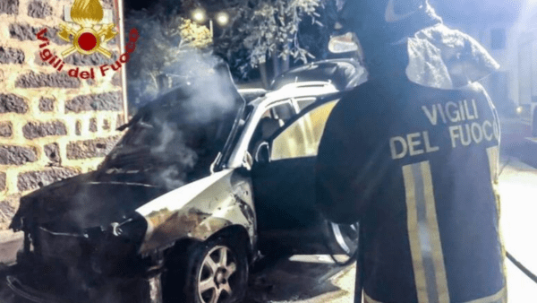 60enne respinto da donna fidanzata: incendia il SUV di lei minacciando con una mazza la coppia