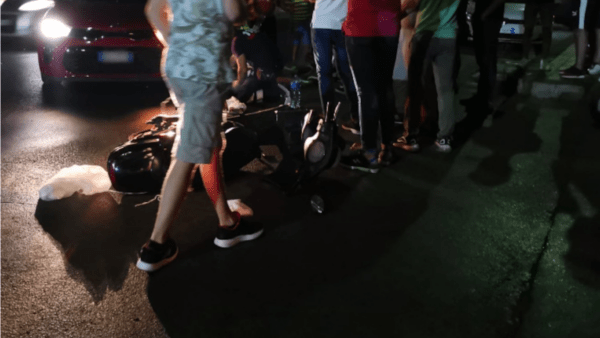 Collisione tra auto e scooter elettrico: l’incidente provoca un ferito grave