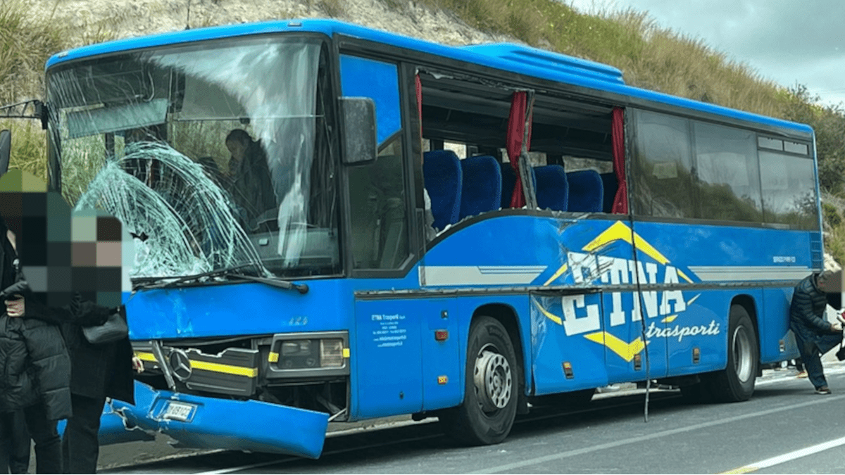 Incidente sulla Gela Catania: autobus dell’Etna Trasporti si scontra con auto, diversi passeggeri feriti