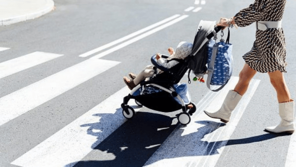 Incidente al Viale Vittorio Veneto: scooter travolge passeggino sulle strisce pedonali