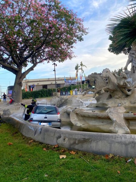 Incidente stradale Stazione Centrale di Catania: foto e video del rocambolesco “tuffo” in piscina