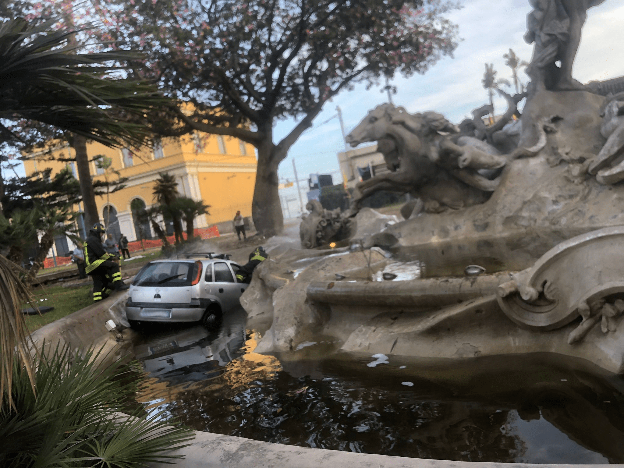 Incidente Stradale Autonomo Stazione Centrale Catania Foto Video Fontana Proserpina (1)