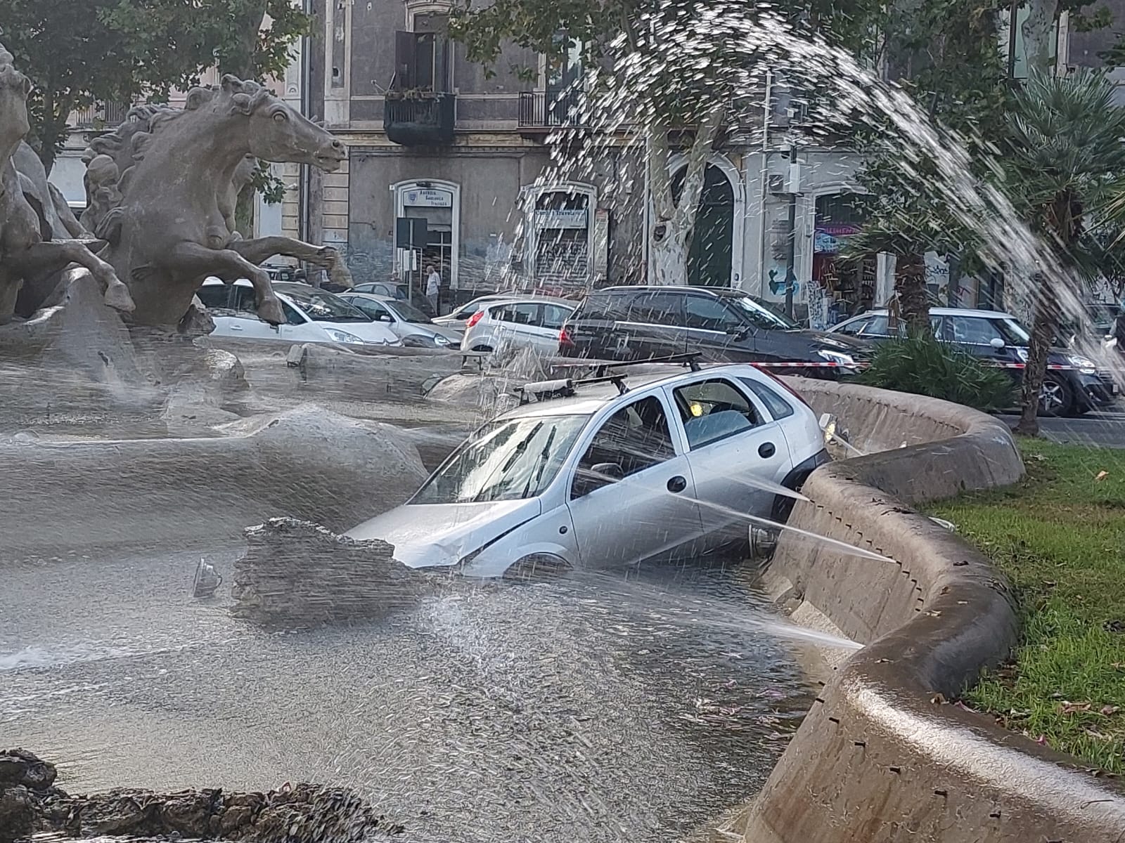 Incidente Stradale Autonomo Stazione Centrale Catania Foto Video Fontana Proserpina (5)