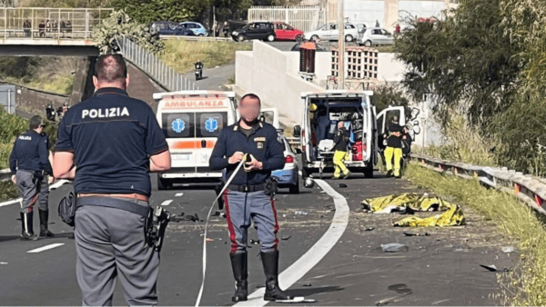 Incidente sull’A18 Catania Messina, scontro fatale tra auto e moto: una persona morta, grave un’altra