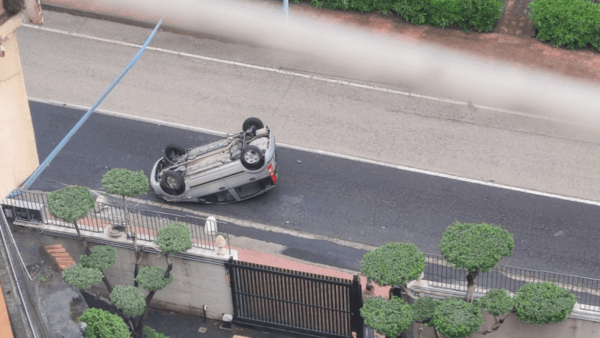 Incidente mortale a Gravina di Catania: auto si schianta contro palo, morta una donna