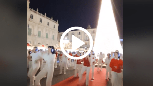 Periodo natalizio a Catania? Significa spettacolo puro in centro città con Joey e Rina: il video