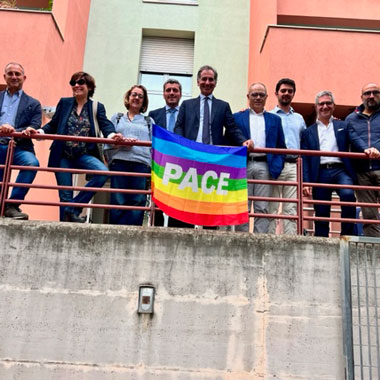 La bandiera della Pace sventola all&#8217;ingresso della sede della VIII Circoscrizione del Comune di Palermo: un gesto di speranza per la risoluzione dei conflitti nel mondo