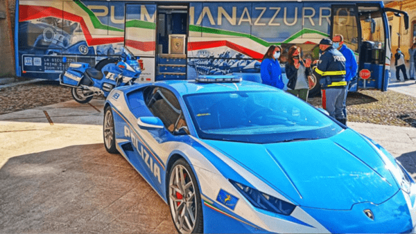 Lamborghini della Polizia a Catania per sensibilizzare sulla corretta condotta da tenere in strada