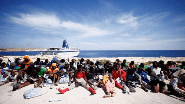 Lampedusa al collasso per l’emergenza migranti chiede aiuto: oltre 300 trasferimenti a Catania