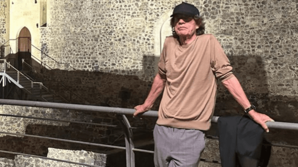 Mick Jagger a spasso per Catania: la leggenda del rock si concede una foto al Castello Ursino