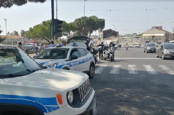 Operazione di controllo a Catania: multe e sequestri per violazioni stradali e abusivismo commerciale