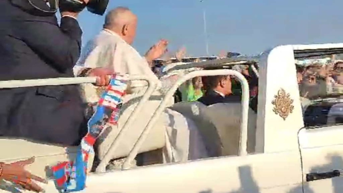Tifoso rossoazzurro lancia sciarpa del Catania al Papa, guarda il video che rimarrà nella storia
