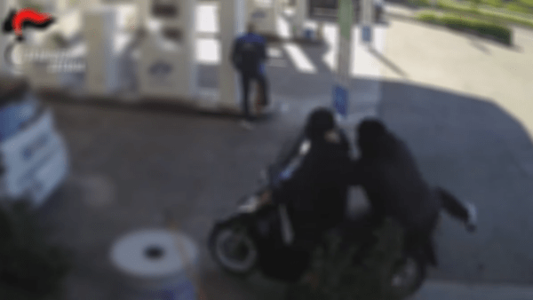 Rapina distributore benzina Catania: il video in cui il ladro saluta lo zio durante il crimine