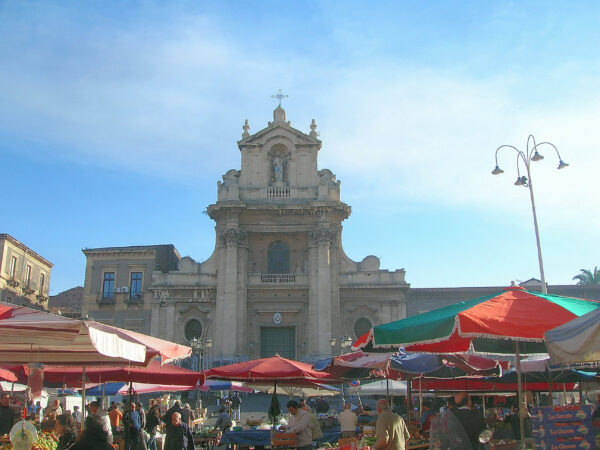 Mercatino delle Pulci “sloggia” per le festività agatine (I DETTAGLI)