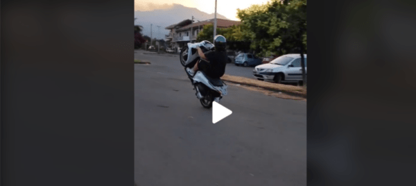 Impennate pericolose a Catania, intercettato il famoso acrobata del motorino [VIDEO]