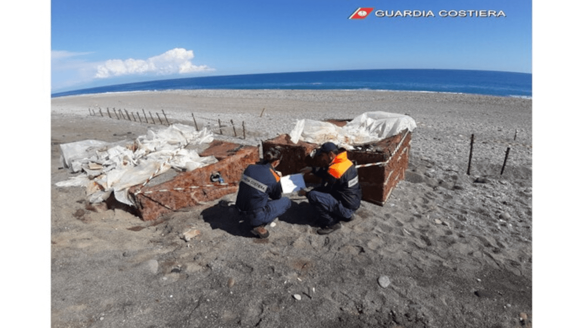 Spiaggia sequestrata: vecchio lido “riemerge” dopo mareggiata e svela abbandono rifiuti speciali