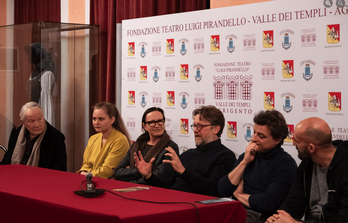 Studenti del Liceo Empedocle intervistano la compagnia di 'Il Compleanno' al Teatro Pirandello
