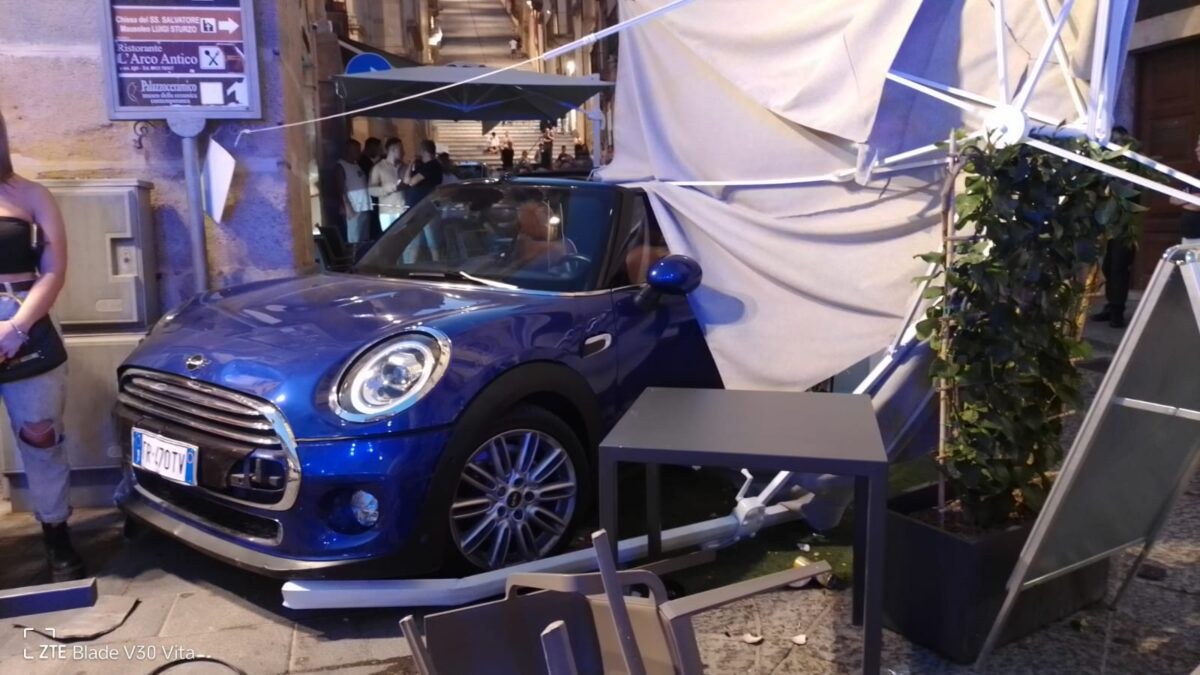 Tragedia a Caltagirone: quattro clienti del bar travolti da una macchina, ultime notizie -
