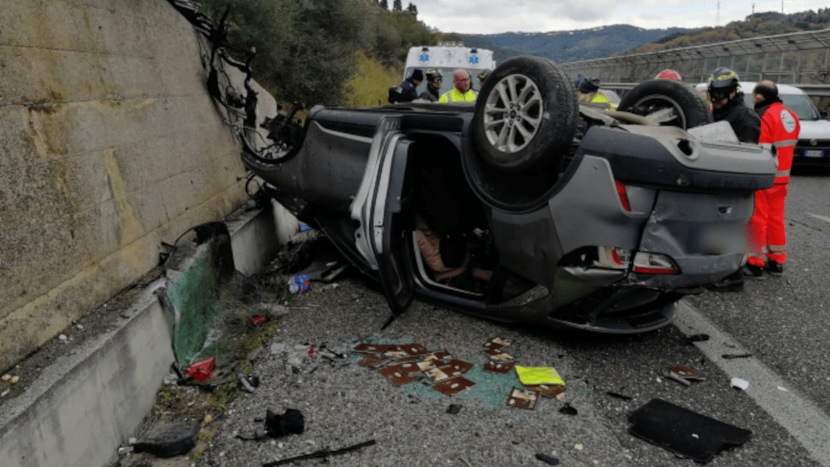 Tragico incidente nell’autostrada Messina-Palermo: schianto fatale per due catanesi