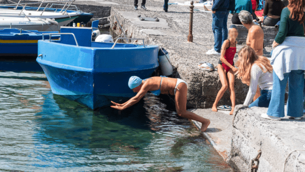 È già corsa al tuffo in mare nella spiaggia di Li Cuti: primi avventurieri fotografati in attesa dell’estate