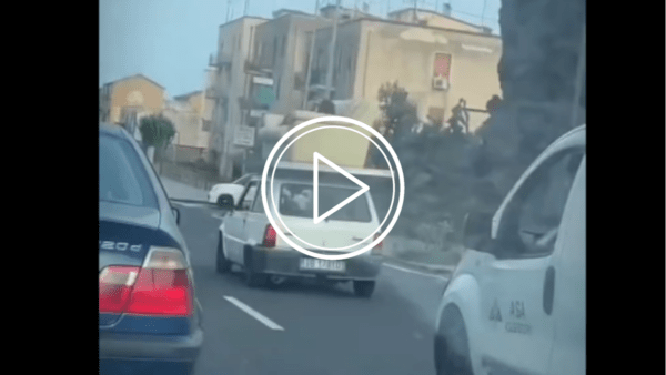 Circonvallazione Catania, tutto sotto controllo: uomo sopra divano trasportato da una Panda (VIDEO)