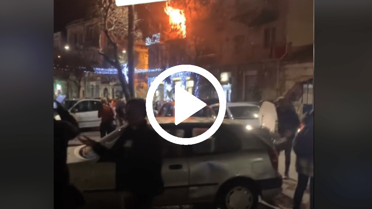 Attimi di paura per un incendio domestico a Catania: il video del soccorso in diretta