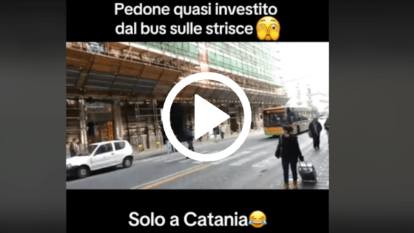 Catania Far West: sfida sulle strisce pedonali tra autobus e pedone. Il video del “quasi” investimento